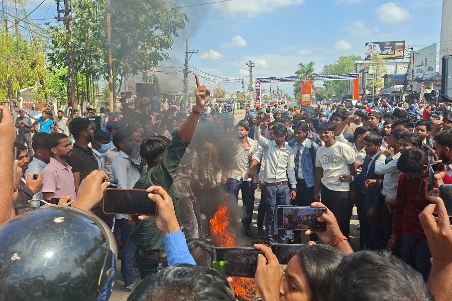 आन्तरिक विवादले परीक्षा रोकिएपछि विरगन्जको हरि खेतान क्याम्पस रणमैदानमा परिणत