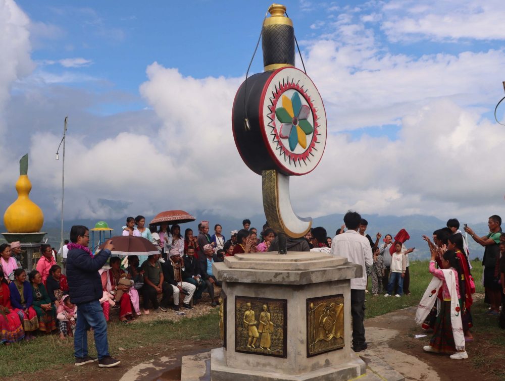 बहुसांस्कृतिक पार्कमा मगर समुदायको प्रतीक चिह्न खुर्पेटो (घोरप्याक)को प्रतिमा