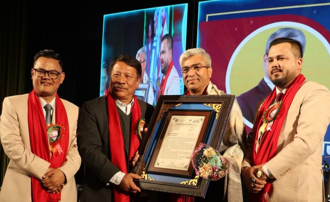 मनास्लु वर्ल्ड कलेज चाबहिल द्वारा वरिष्ठ पत्रकार राजेन्द्र बानियाँ सम्मानित