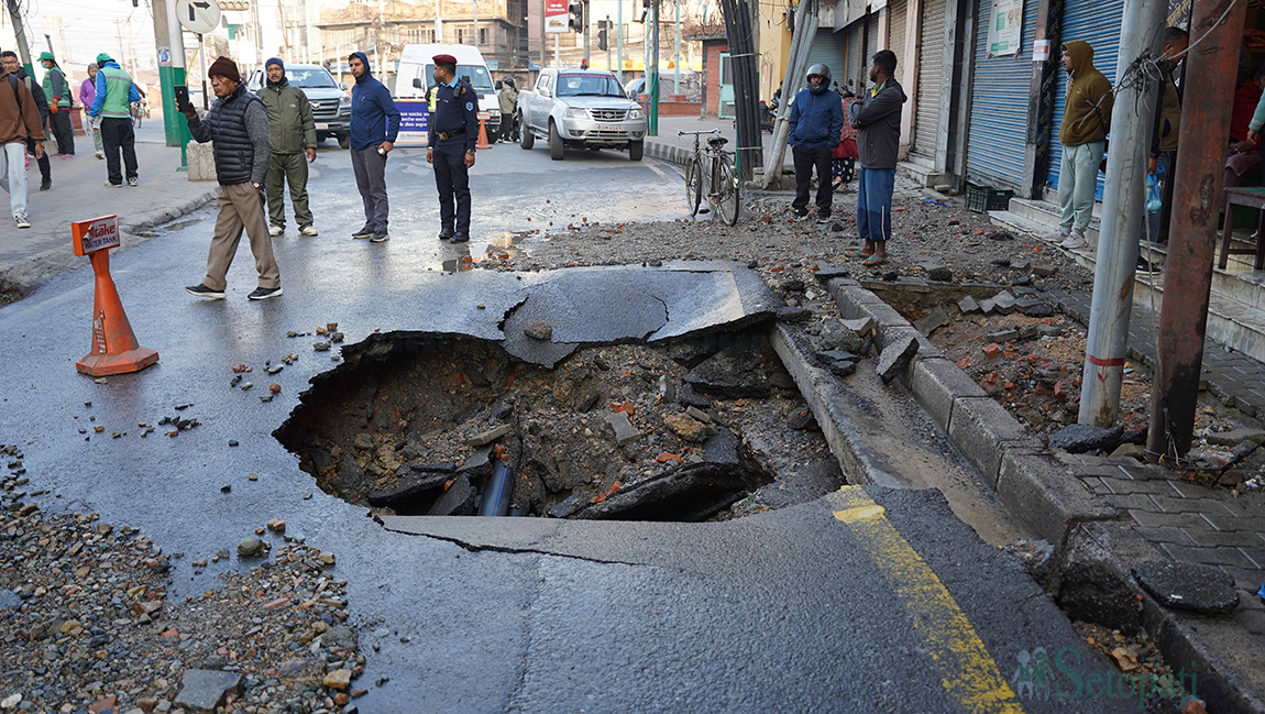थापाथलीको सडकमा बग्यो पाँच लाख लिटर पानी