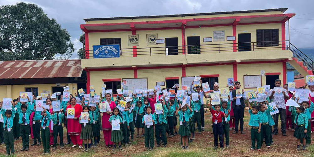 विद्यार्थीले तयार पारेका नागको चित्र टाँस्दै मटेरीवासी