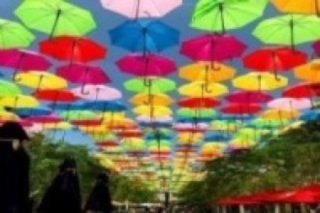 छाताले पर्यटक तानेको ठाउँ ‘अम्रेला स्ट्रिट’