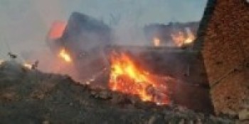 वनबाट फैलिएको आगोले एक वृद्धको मृत्यु, तीन घर नष्ट