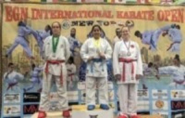 करातेकी अनुलाई अमेरिकामा स्वर्णपदक सहित  उत्कृष्ट महिला फाइटरको ट्रफी