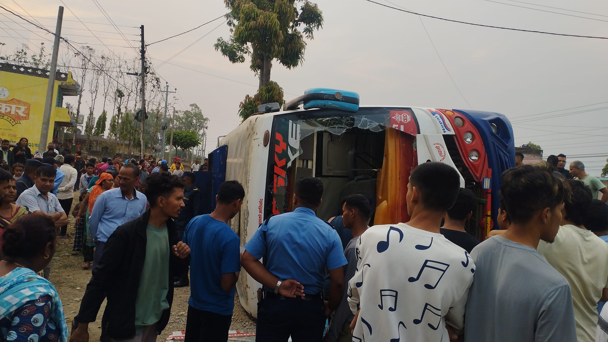 तुलसीपुरको बेल्झुन्डिमा बस दुर्घटना हुदा १५ जना घाइते