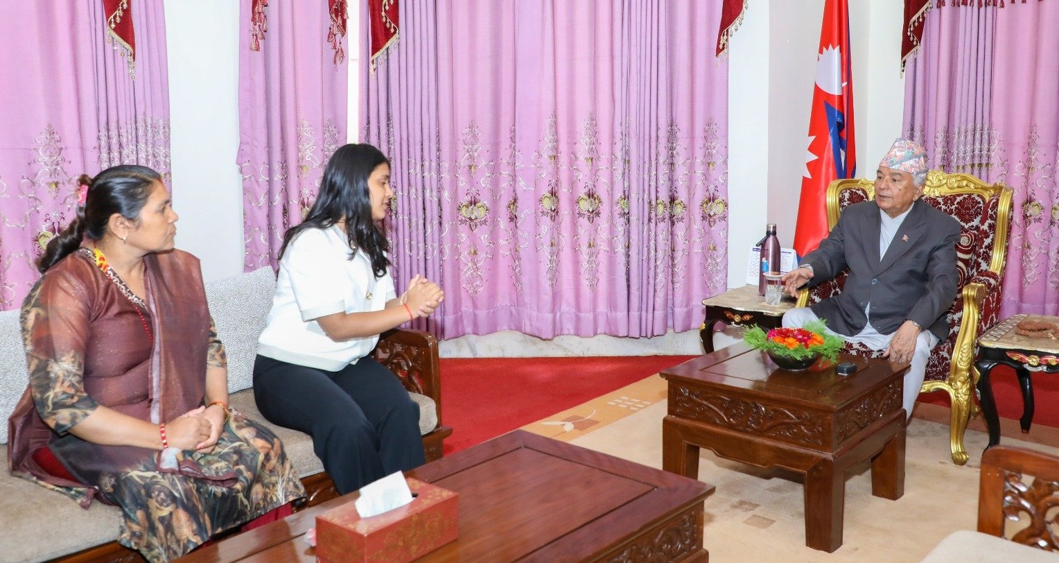 राष्ट्रपतिसँग विपिन जोशीका परिवारको भेट