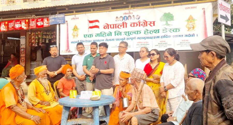 कांग्रेस क्षेत्रीय सभापति तामाङले पिण्डेश्वर विद्यापीठका बाबा र मातासंग नयां वर्ष मनाए