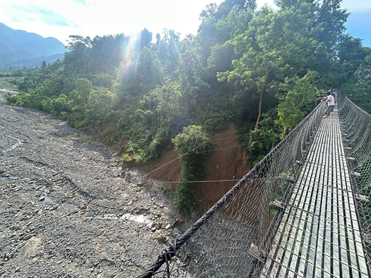 धरान बजार आवागमन प्रभावित, झोलुङ्गे पुलको पूर्वी भाग भाँचियो