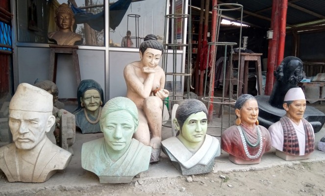 ढुङ्गाको मूर्ति बिक्री गरेर जीविका चलाउँदै ७३ वर्षीय विष्ट