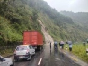 पहिराले मध्यपहाडी लोकमार्ग अवरुद्ध    