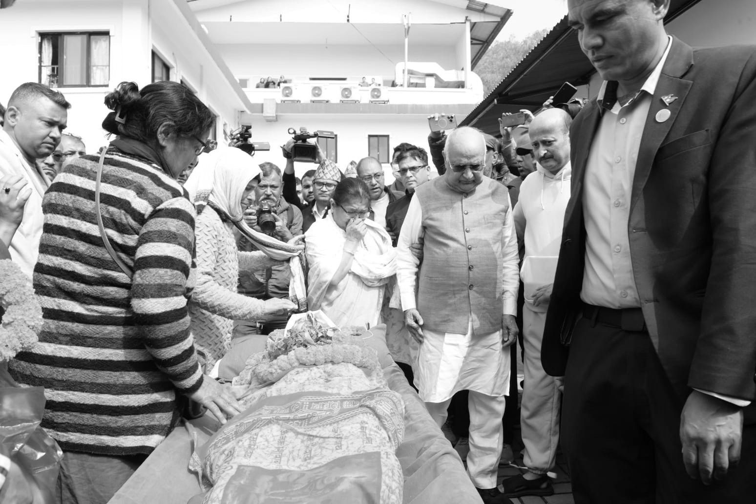 पशुपति आर्यघाटमा ओलीका पिता मोहनप्रसाद ओलीको गरियो अन्तेष्टि