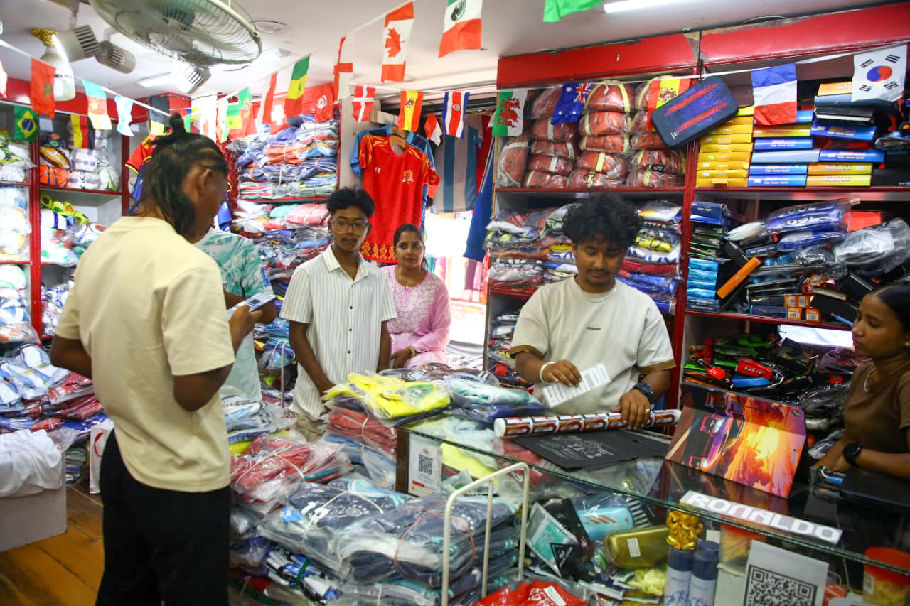 फिफा विश्वकपको रौनक, न्युरोडका पसल खेल सामग्रीले भरिभराउ