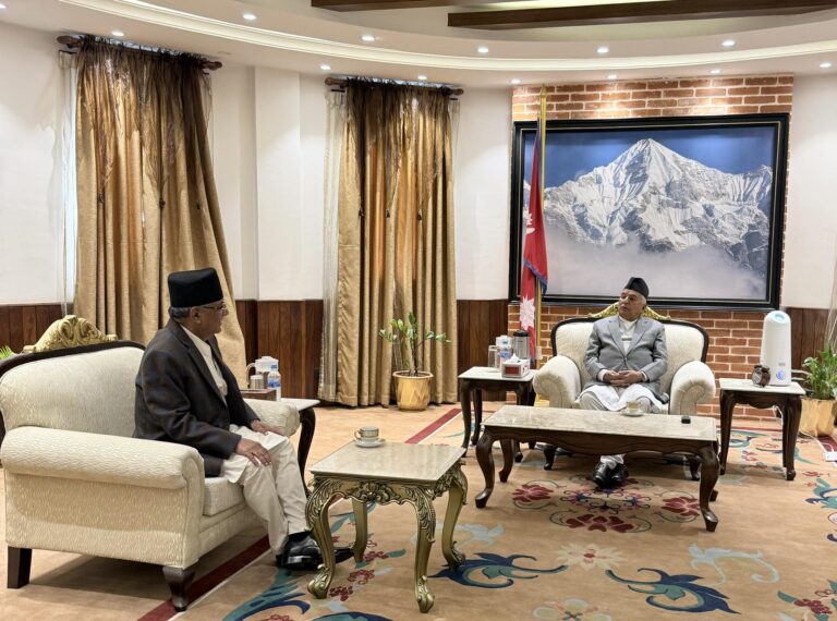 ओली र देउवा भेट्नुअघि राष्ट्रपति पौडेलसँग प्रचण्डको भेटवार्ता