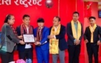 संखुवासभा समाजद्वारा गायक उमङ्ग लामालाई सम्मान