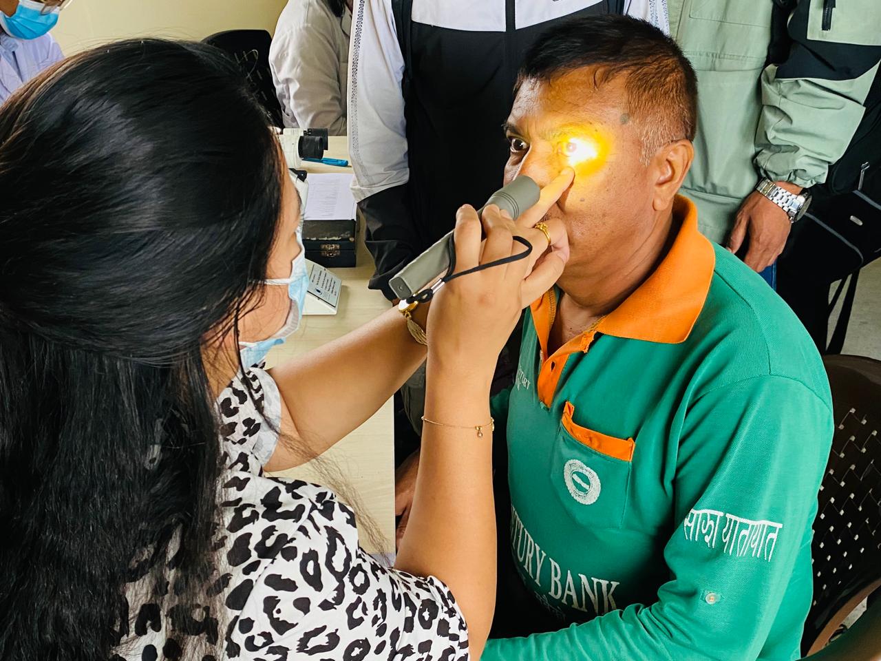 साझा यातायात आबद्ध कर्मचारीको निःशुल्क आँखा परीक्षणः १५ जनामा दृष्टिदोष समस्या