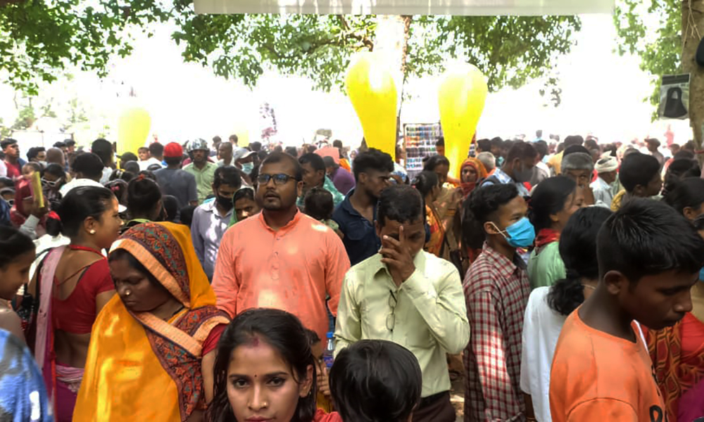 नयाँवर्षका दिन मात्र फूल्ने फूलबारी मेलामा भक्तजनको घुइँचो