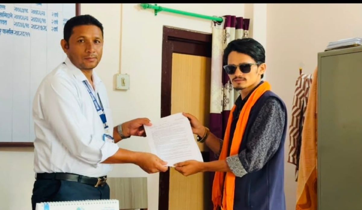 दाङको बडहरामा १० वर्षदेखि जर्जर काठको विद्युत् पोल, स्थानीय दुर्घटनाको त्रासमा