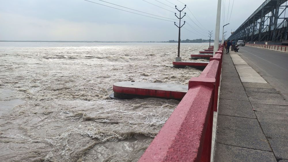 सप्तकोशीमा पानीको बहाव बढ्दो, २८ ढोका खोलियो