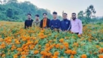 फूलसँग रमाउँदै विद्यार्थी