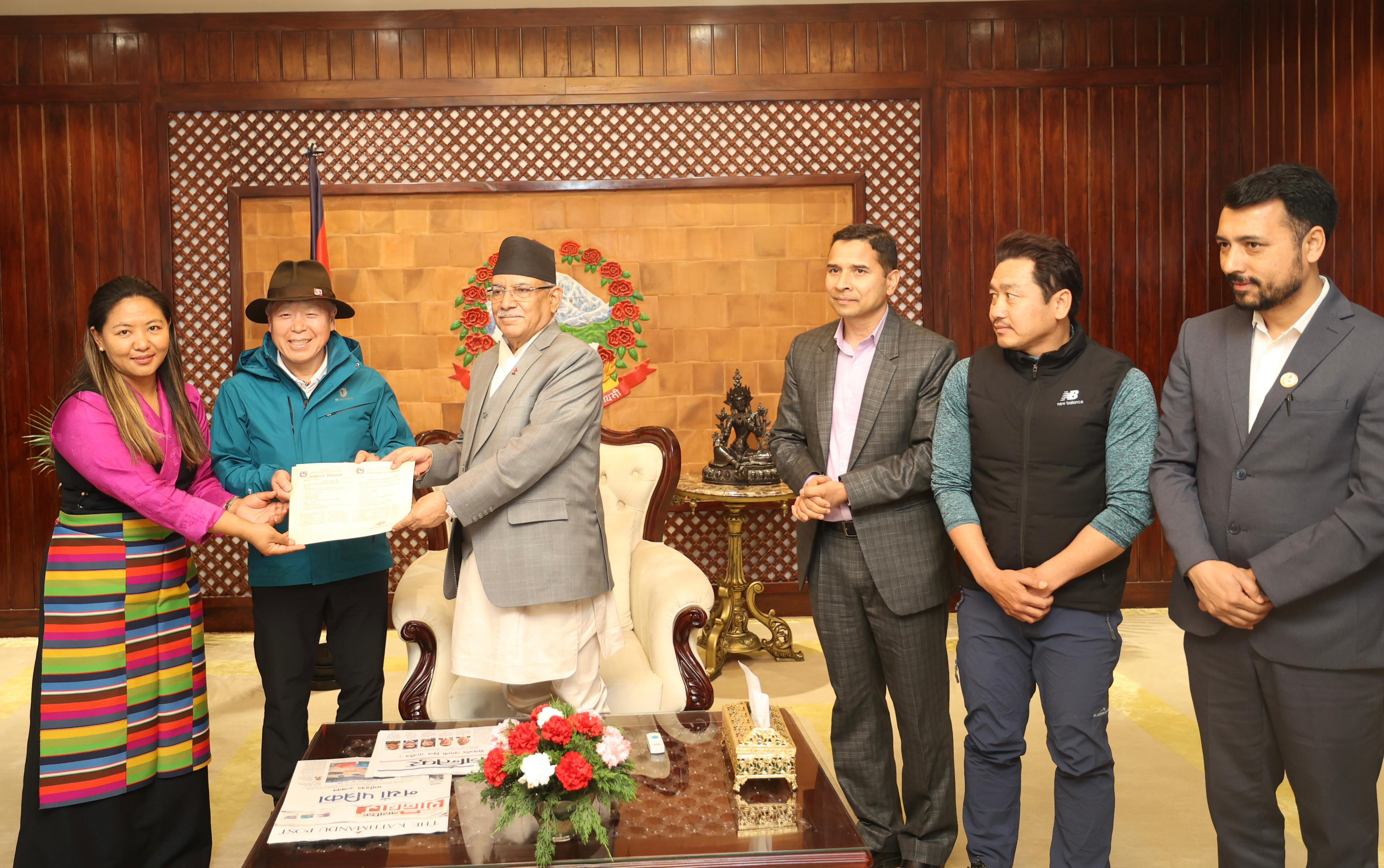 प्रधानमन्त्रीद्वारा जुगल हिमाल आरोहण दललाई नेपाली झन्डा हस्तान्तरण