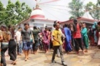 आमाको मुख हेर्ने दिन अन्धाअन्धी मन्दिरमा भक्तजनको घुँइचो