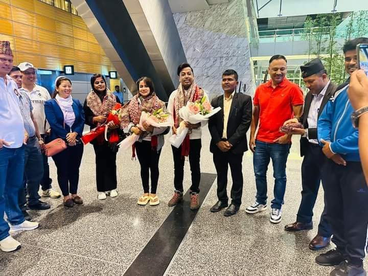 स्याङ्जा  समाजको बृहत सांस्कृतिक कार्यक्रमको लागि खुमन अधिकारी सहितका कलाकार कतारमा