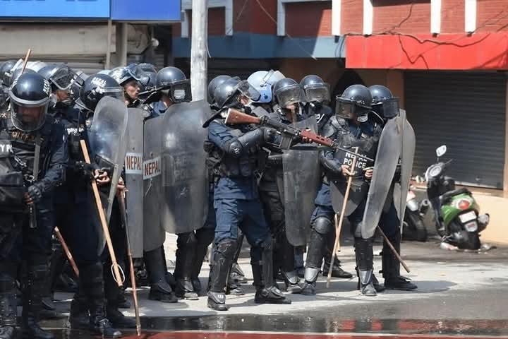 तीनकुने तनावग्रस्त, प्रहरीद्वारा हवाई फायर