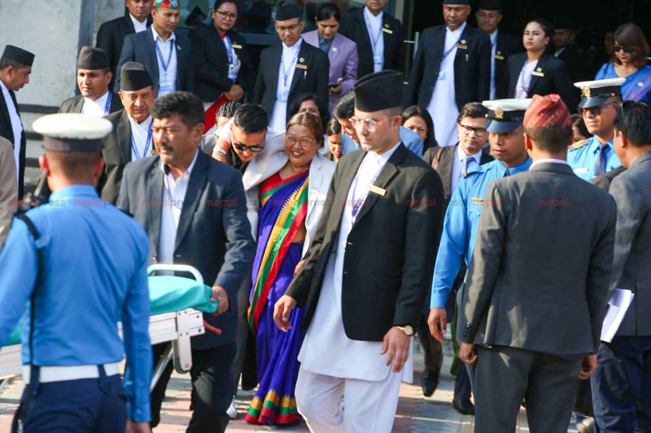 संसदमा चिप्लिँदा घाइते सांसद बसुमाया तामाङलाई एम्बुलेन्समार्फत अस्पताल लगिँदै