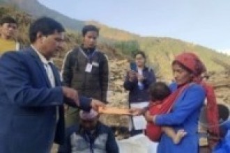 भूकम्पबाट मृत्यु भएका परिवारलाई रकम प्रदान