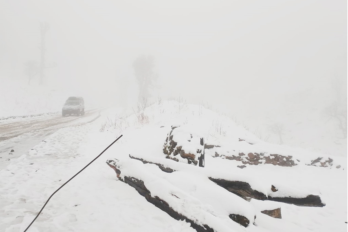  हिमपातका कारण मध्यपहाडी लोकमार्ग अवरुद्ध  