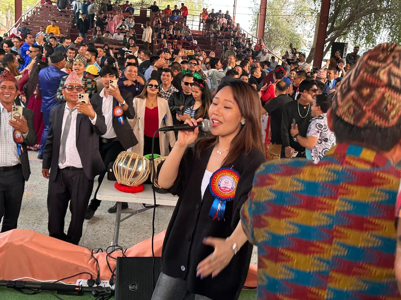 लोकप्रीय गायिका श्रेयसीको साङ्गितिक प्रस्तुतीमा झुम्यो कतार