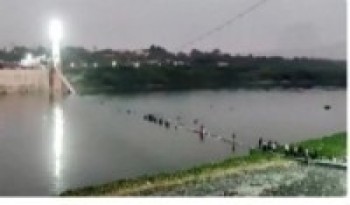 भारतमा झाेलुंगे पुल भत्किँदा १३२ जनाकाे निधन