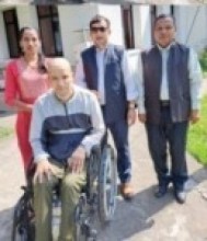 क्यान्सर पीडित रोकालाई कतार नेपाली एकता समाजको आर्थिक सहयोग