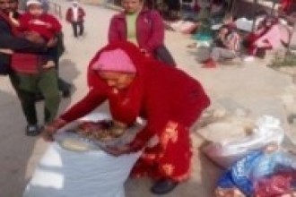 बदाम बेचेर नमुना उद्यमी बन्नुभएकी  ७२ वर्षीया शिवमाया