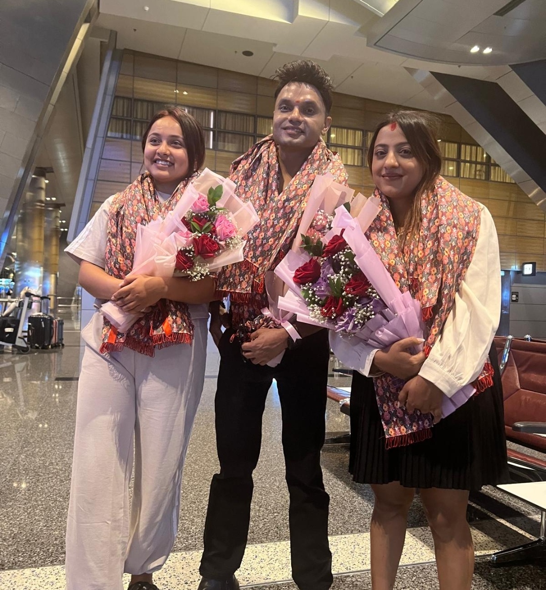 लोकप्रिय गायक पशुपति शर्मा,मोडलद्वय करिश्मा  र सविता आइपुगे कतार