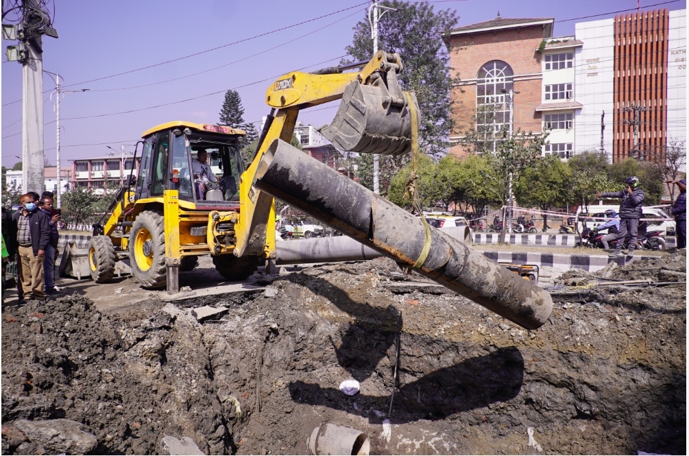 पाइपको परीक्षण सफल : केहीबेरमा घर घरमा पानी पुग्छ