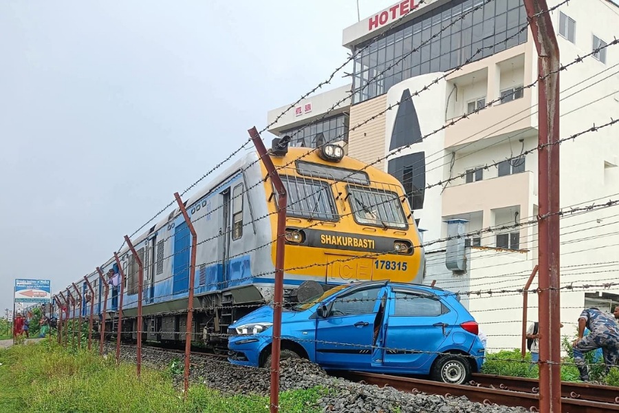 जनकपुरमा रेल र कार ठोक्किए