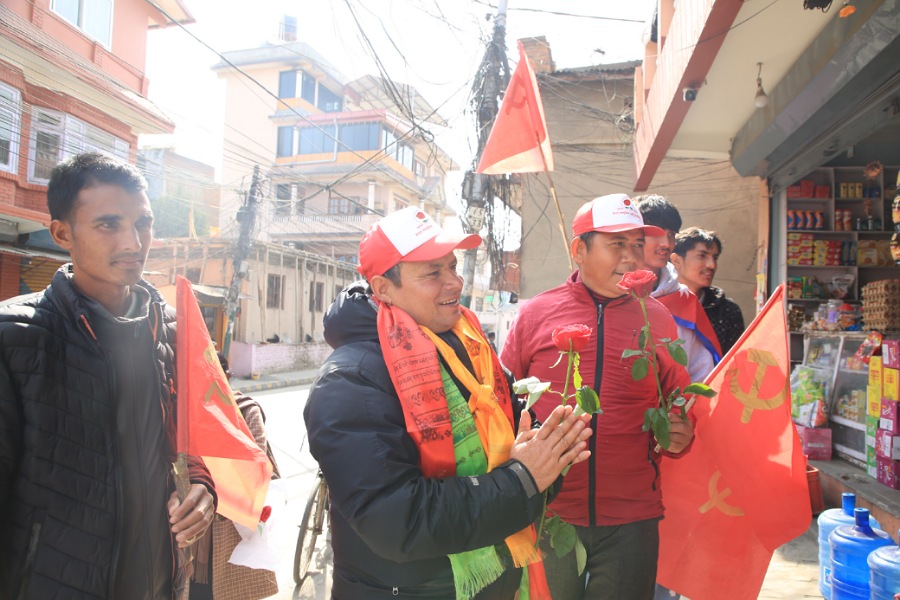 गुलाब’ बोकेर घरदैलोमा धनराज शाही