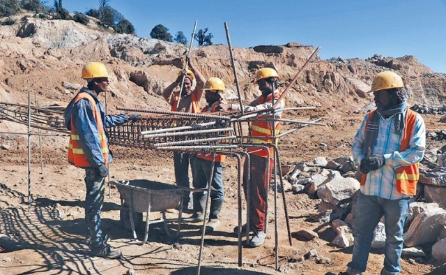 अन्तराष्ट्रिय श्रमिक दिवसः घर बन्न छाडेपछि वैकल्पिक पेसामा मजदुर