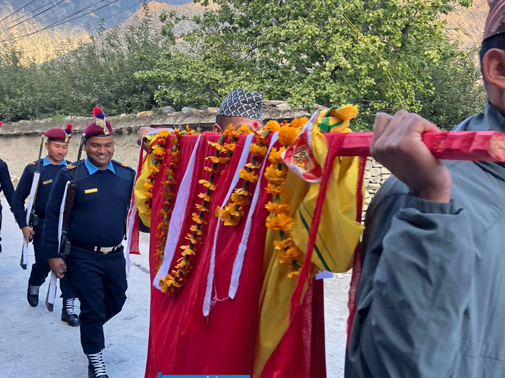 मुस्ताङमा बाजागाजासहित सुरक्षाकर्मीले भित्र्याए फूलपाती डोली