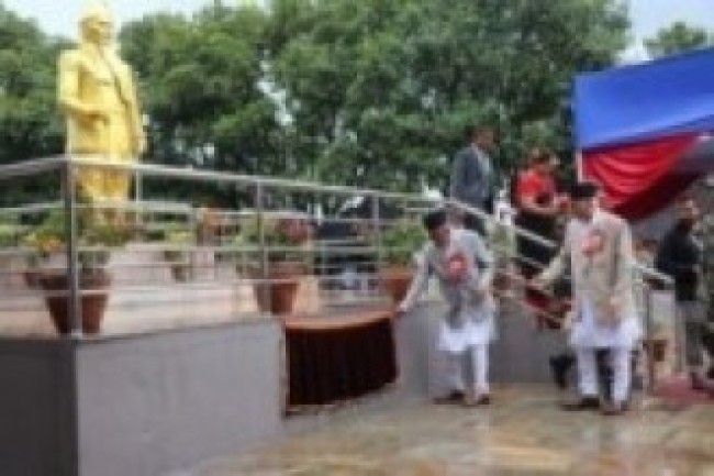 राष्ट्रपति पौडेलद्वारा स्वं गणेशमान सिंहको पूर्णकदको प्रतिमाको अनावरण