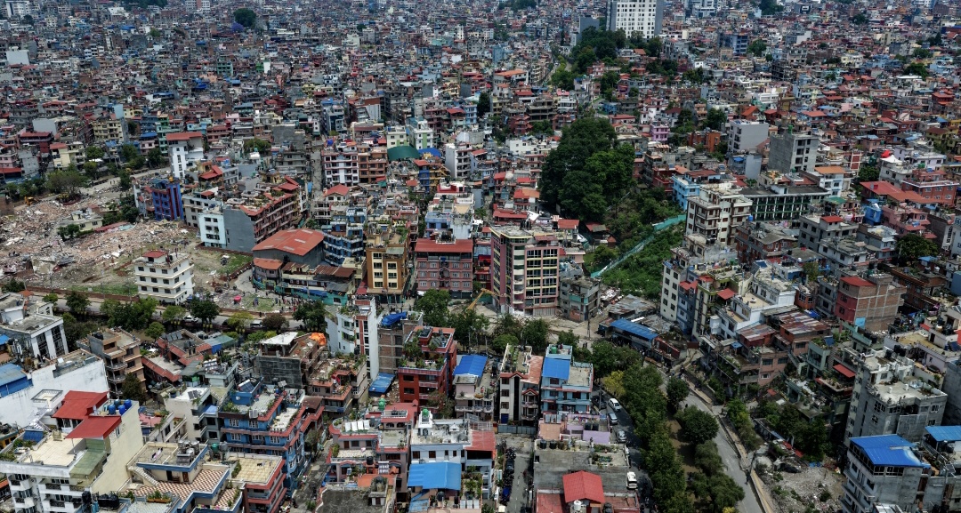 ड्रोनबाट यस्तो देखियो भत्काउन लागेको ७ तल्ले घर (तस्विरहरु)
