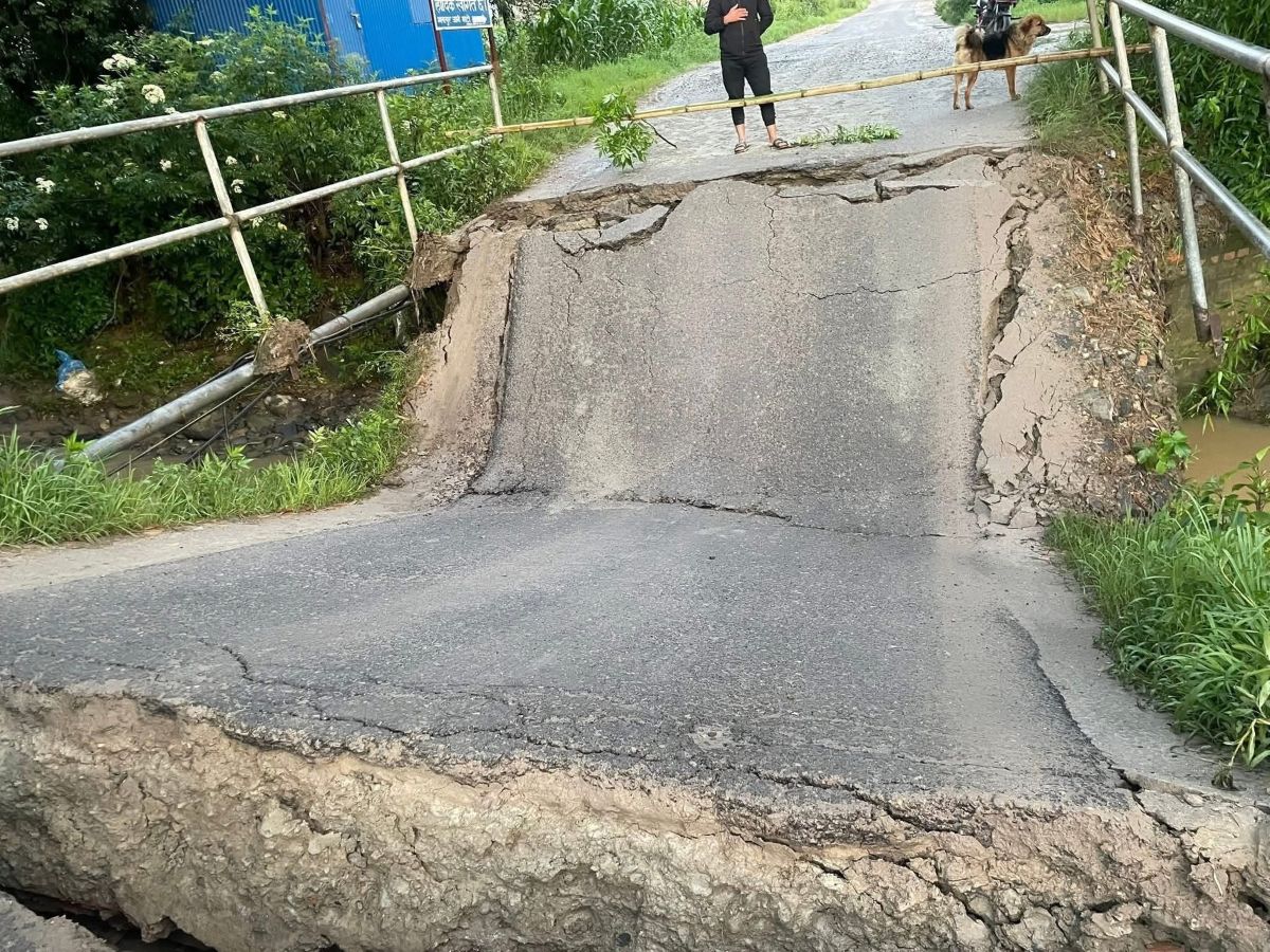 नालामा पुल भाँचियो : राजधानी जाने वैकल्पिक सडक अवरुद्ध