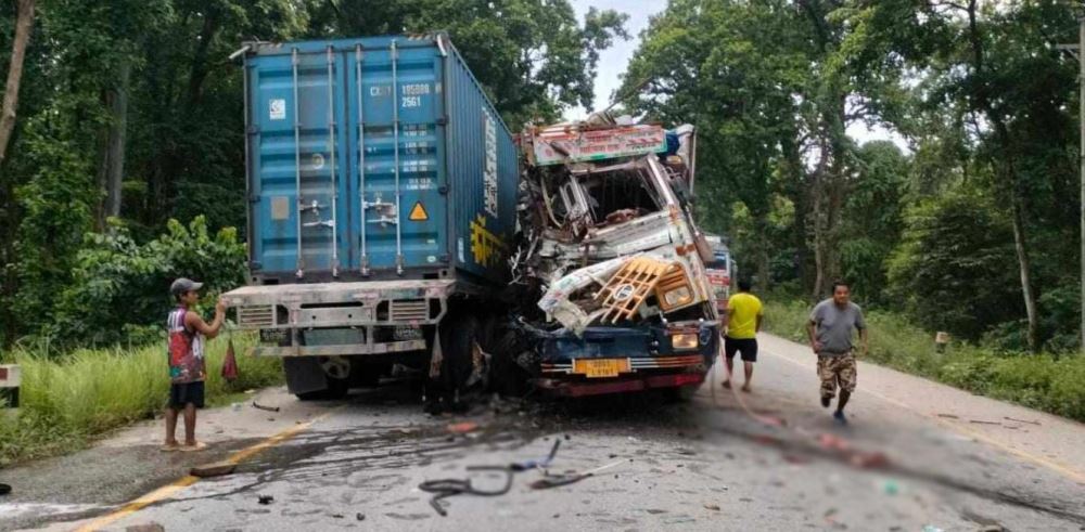ट्रक र   कन्टेनर ठोक्किँदा दुवै गाडीका चालकको मृत्यु