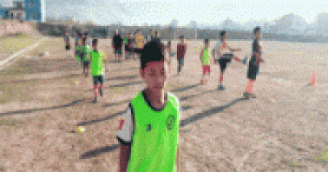 मोबाइल चलाउन छाडेर फुटबल सिक्दै बालबालिका