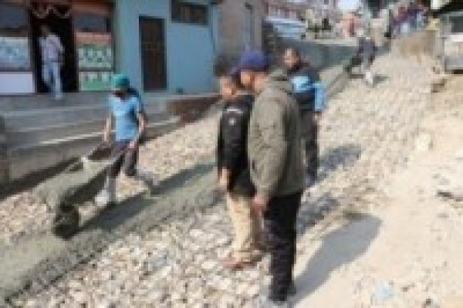 गोकर्णेश्वर ८ भेनस ओरालो सडक खण्डमा गरिएको  ढलान कार्यको अनुगमन