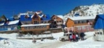 कालीञ्चोकमा हिउँ खेल्नेको भीड   