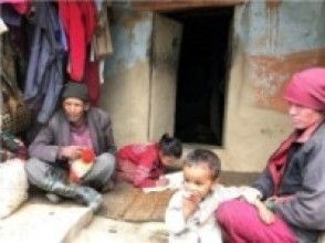 ‘अभाव र गरिबी’को भूमरीमा परेको विक परिवार : खाने लाउने ठेगान छैन  !