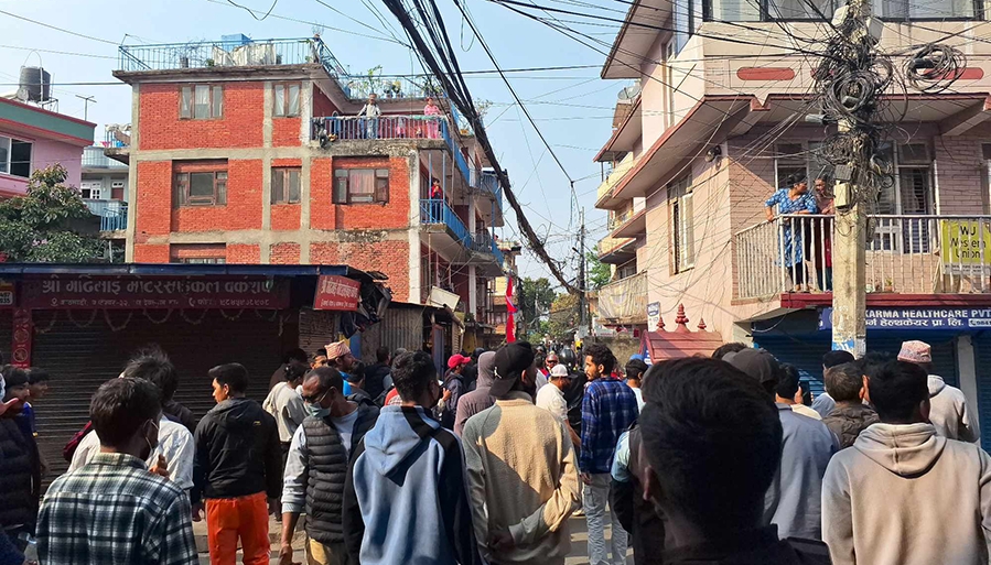 माओवादी पार्टी कार्यालय छिर्ने प्रयास गर्दै प्रदर्शनकारी कार्यालयमा प्रहरी तैनाथ