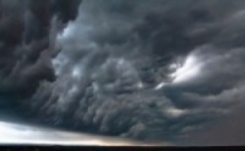 म्यान्मार र बङ्गलादेशमा आँधीबाट बच्न हजारौं मानिसलाई सु्रक्षित स्थलतर्फ सारिँदै